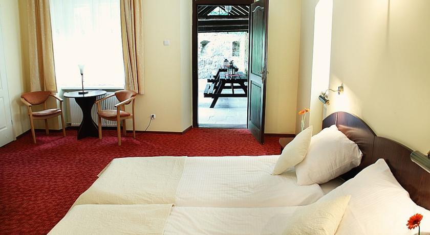 Przy Oslej Bramie Hotel Walbrzych Bagian luar foto